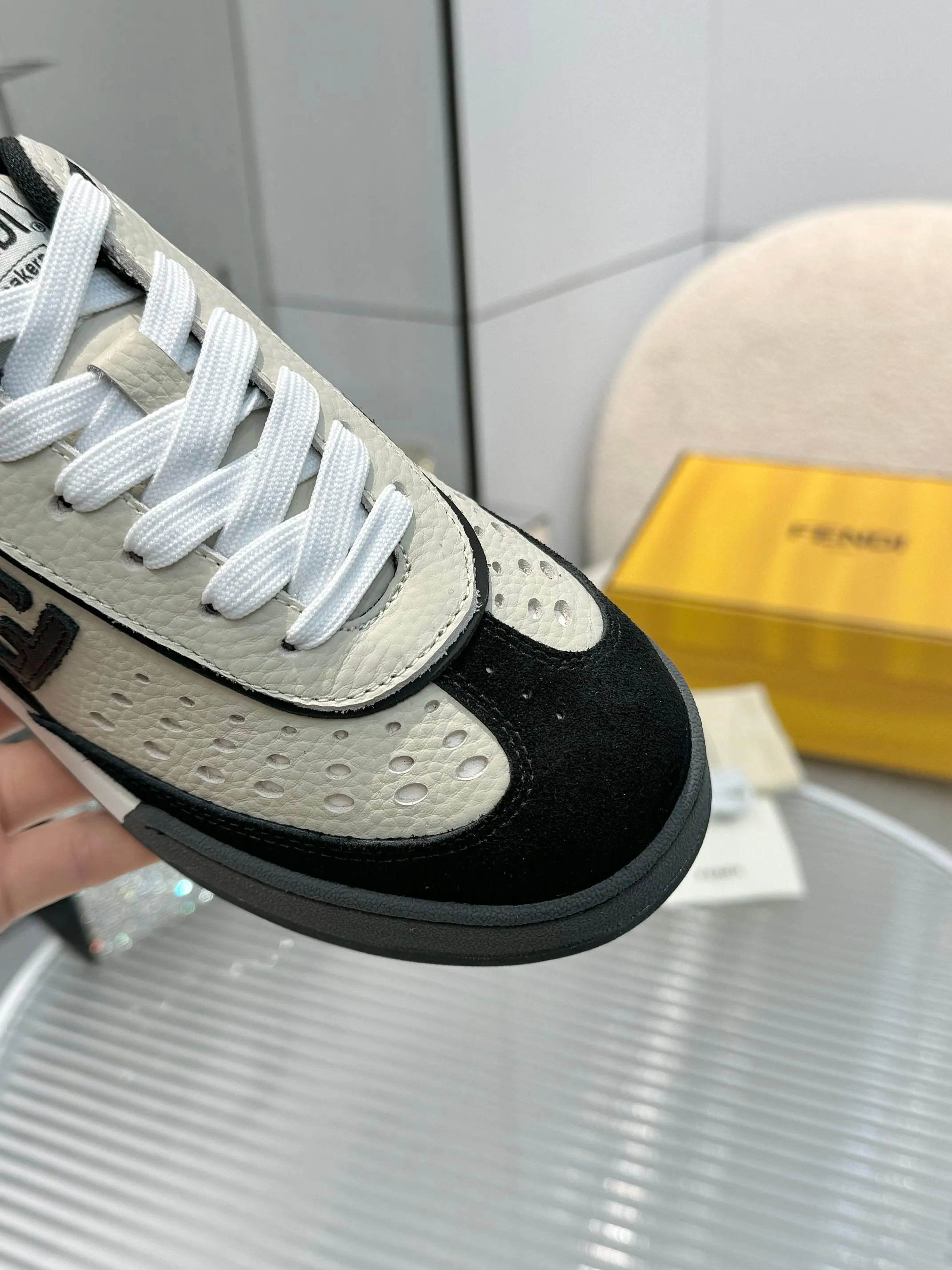 p620🐮🐮New❤Top super A version💯 Fendi Fendi 2025 New Year's King Explosive Style🔥 Many💑stars have the same style FD match. Original purchase for RMB14440. One to one replica. Designer Kim Jones's first sneaker fendi match and Donkey brand Trainer basketball sneakers, fresh blood injection and FF retro design It combines fashion and super comfort. [Wise] Whoever doesn’t grab it will regret it [There are many shoe uppers on the market with different color matching and cut corners in workmanship. The color matching and craftsmanship of my shoe upper are absolutely the same as the genuine products at the counter. Welcome to compare. Feet: Mesh injection molding pads 🎯 Soles: Please look for the original molded multi-color TPU outsole (❌ non-rubber sole) 🎯 Size: Female 35-41 Male 38-45 🎯 Packaging: Original 1:1 matching high-end packaging 🎁